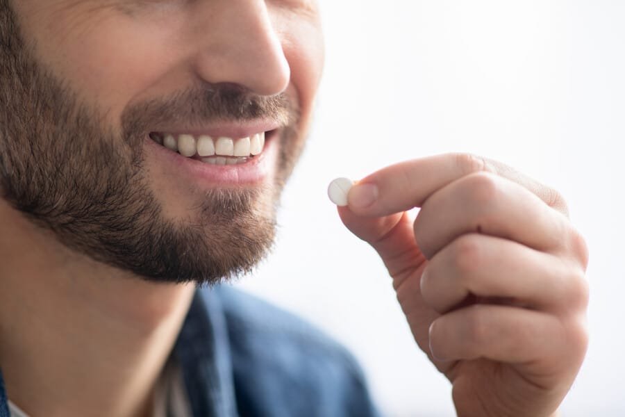 hombre feliz a punto de tomar un medicamento para el dolor de cabeza